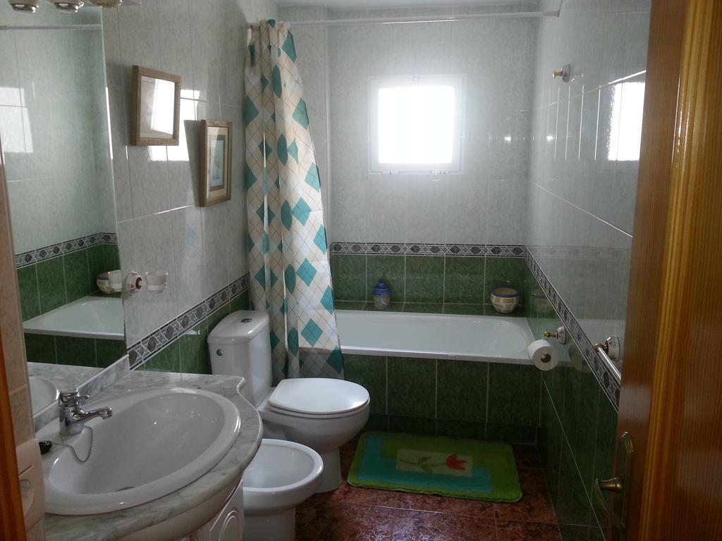 Chambre Lits Jumeaux avec Salle de Bains Commune